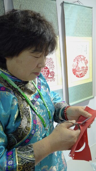 300-Year-Old Chinese Paper-Cutting Art Shines at Heritage Exhibition 300_Year_Old_Chinese_Paper_Cutting_Art_Shines_at_Heritage_Exhibition video poster