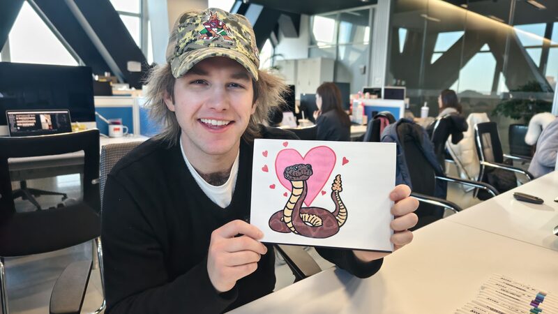 Artist_Transforms_Arizona_Rattlesnake_into_Chinese_New_Year_Masterpiece_poster - My Global News: Voices of a New Era Artist_Transforms_Arizona_Rattlesnake_into_Chinese_New_Year_Masterpiece video poster