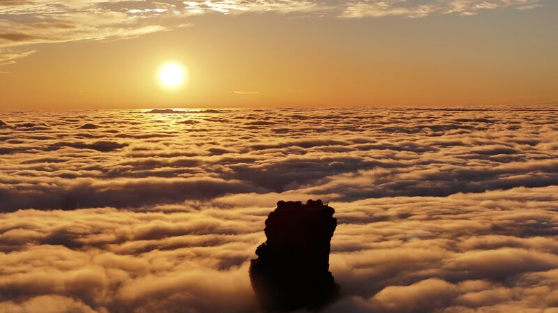 Autumn_Magic__Sea_of_Clouds_Transforms_Mount_Fanjing_s_Skyline_poster - My Global News: Voices of a New Era Autumn_Magic__Sea_of_Clouds_Transforms_Mount_Fanjing_s_Skyline video poster