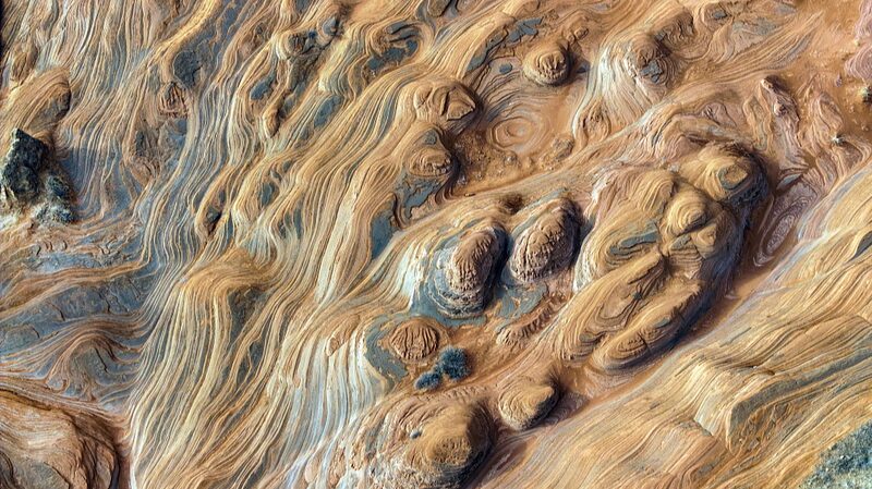 Breathtaking_Aerial_Views_of_Shaanxi_s_Danxia_Landform_Captivate_Visitors