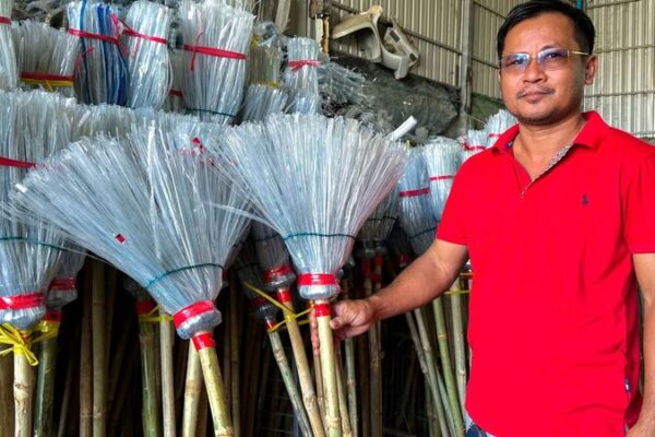 Cambodian_Entrepreneur_Turns_Plastic_Waste_into_Durable_Brooms