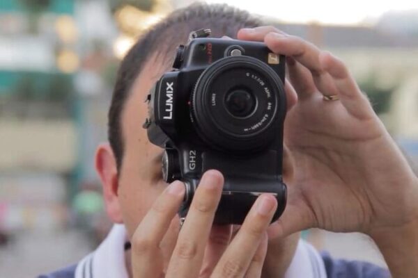 Capturing the World: How a Visually Impaired Photographer Sees Through the Lens Capturing_the_World__How_a_Visually_Impaired_Photographer_Sees_Through_the_Lens video poster