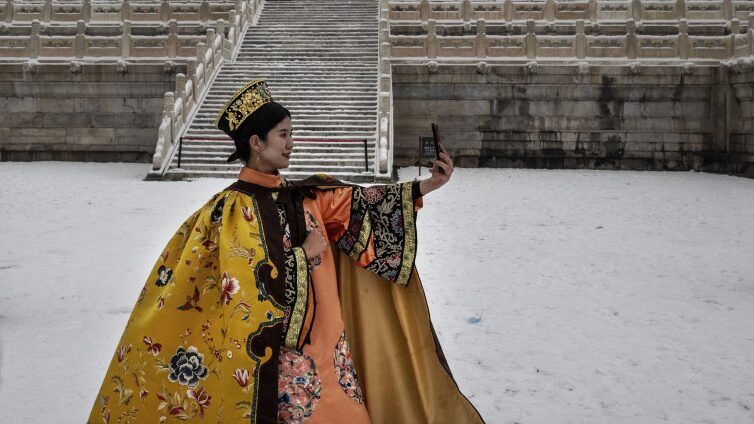 Charming_Tradition__Hanfu_Fashion_Shines_in_Beijing_s_Forbidden_City_Amid_Snowfall