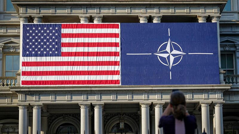 Chinese_FM_Advocates_Free_Trade_and_Criticizes_NATO_in_Talks_with_Dutch_Counterpart