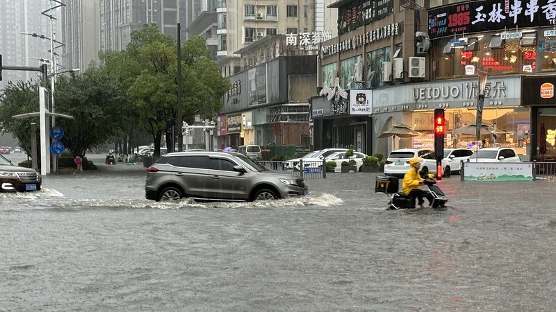 Chinese_Mainland_Elevates_Rainstorm_Alert_Amid_Heavy_Downpours_Forecast