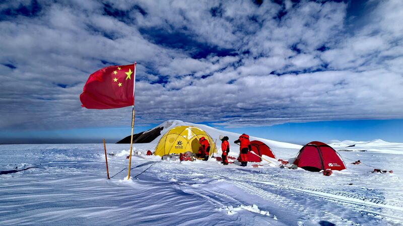 Chinese_Scientists_Extract_324_Meter_Ice_Core__Setting_New_Record