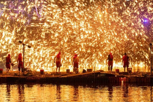 Chongqing_s_Molten_Iron_Show_Lights_Up_the_Night_with_Timeless_Tradition