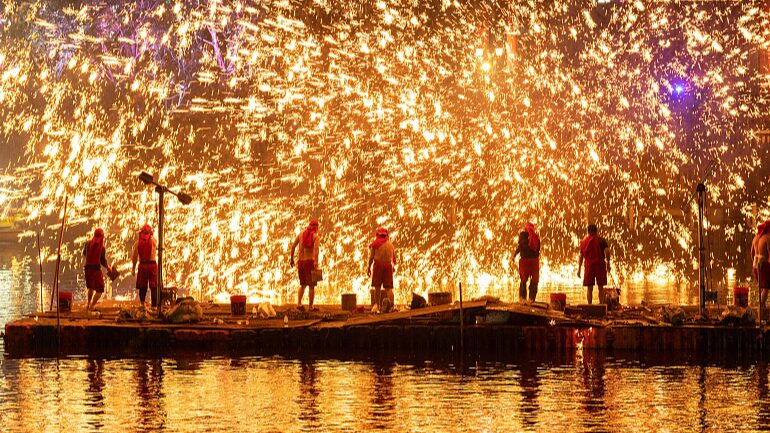 Chongqing_s_Molten_Iron_Show_Lights_Up_the_Night_with_Timeless_Tradition