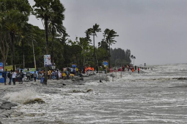 Cyclone_Remal_Hits_Bangladesh__Nearly_a_Million_Seek_Shelter_as_Storm_Intensifies
