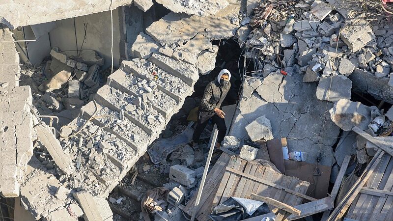 Day_63__Intense_Clashes_Erupt_in_Gaza_s_Khan_Younis_Amid_Aid_Blockade video poster