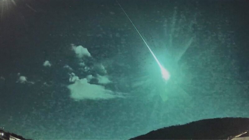 Dazzling Comet Fragment Illuminates Spain and Portugal Skies Like a Movie Dazzling_Comet_Fragment_Illuminates_Spain_and_Portugal_Skies_Like_a_Movie video poster