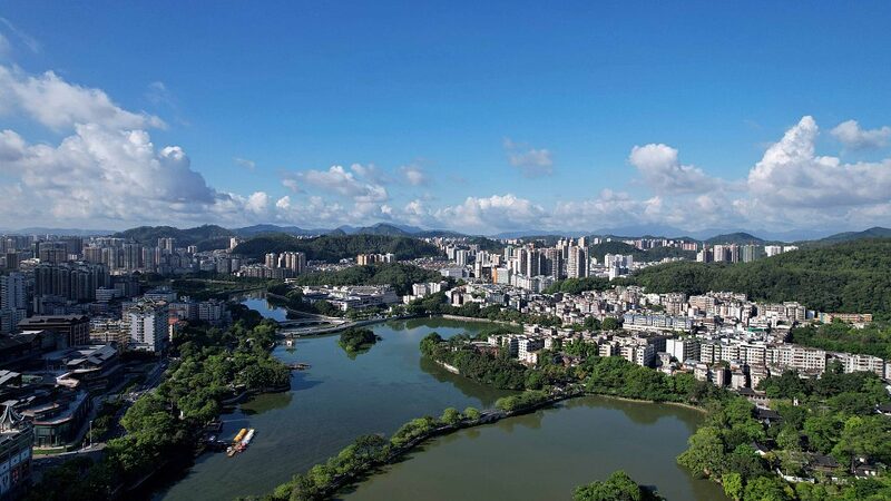 Discover Huizhou West Lake: A Perfect Summer Escape in China Discover_Huizhou_West_Lake__A_Perfect_Summer_Escape_in_China