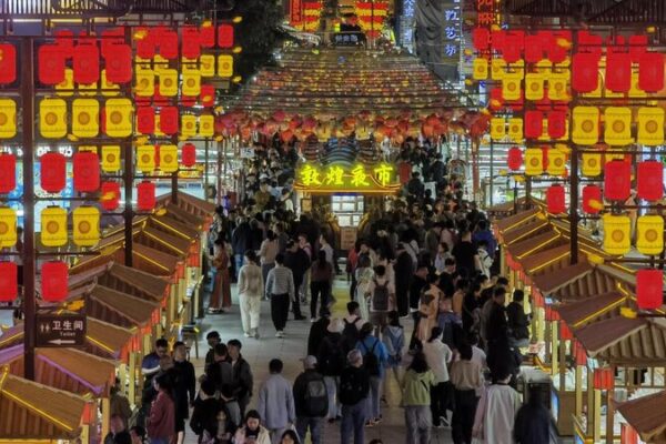 Dunhuang_s_Night_Market_Flourishes__A_Blend_of_Culture_and_Cuisine_Drives_Tourism_Boom video poster