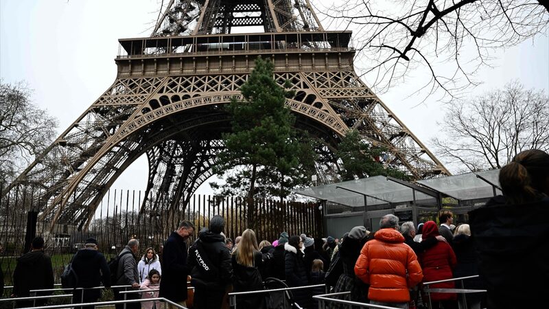 Eiffel_Tower_Briefly_Shuts_Down_After_Fire_Alarm_Trigger video poster