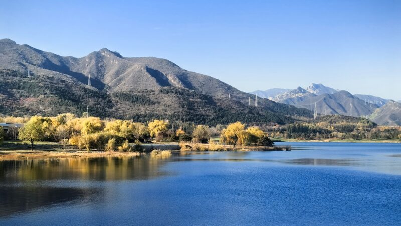 Experience_Autumn_Splendor_at_Beijing_s_Yanqi_Lake