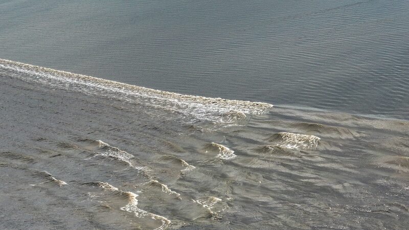 Experience_the_Majesty_of_the_Qiantang_River_Tidal_Bore_in_Zhejiang video poster