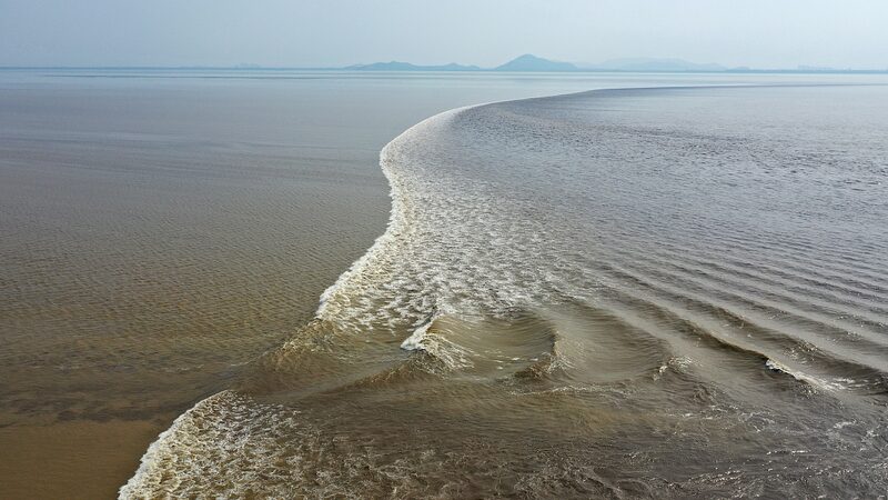 Experience the World’s Largest Tidal Bore at Qiantang River Experience_the_World_s_Largest_Tidal_Bore_at_Qiantang_River video poster