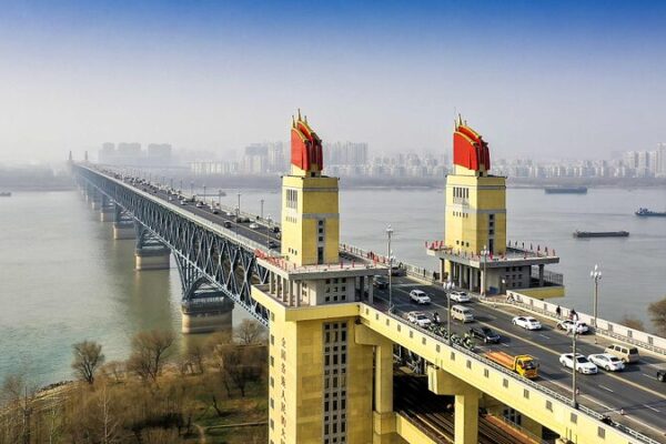 Explore_Nanjing_s_Iconic_Yangtze_River_Bridge_Shining_in_a__Green__Winter_poster - My Global News: Voices of a New Era Explore_Nanjing_s_Iconic_Yangtze_River_Bridge_Shining_in_a__Green__Winter video poster