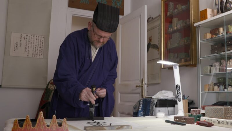 French_Artist_Revives_Ancient_Chinese_Seal_Cutting_Tradition video poster