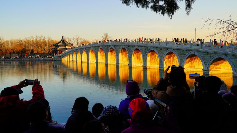 Frozen_Beauty__Kunming_Lake_Shines_in_Winter_at_Beijing_s_Summer_Palace