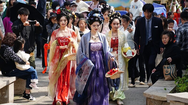 Hangzhou_Hosts_Vibrant_Qingming_Fair_Honoring_Silkworms_and_Silk_Tradition