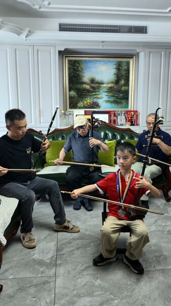 Harmony_Across_Generations__The_Qian_Family_s_Love_for_the_Erhu video poster