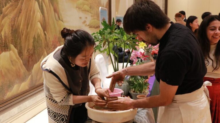 Harvard_Students_Immerse_in_Chinese_Intangible_Cultural_Heritage_in_Hangzhou