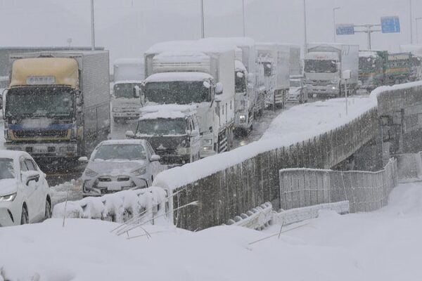 Heavy Snowfall in Japan Kills 4, Disrupts Travel and Infrastructure Heavy_Snowfall_in_Japan_Kills_4__Disrupts_Travel_and_Infrastructure