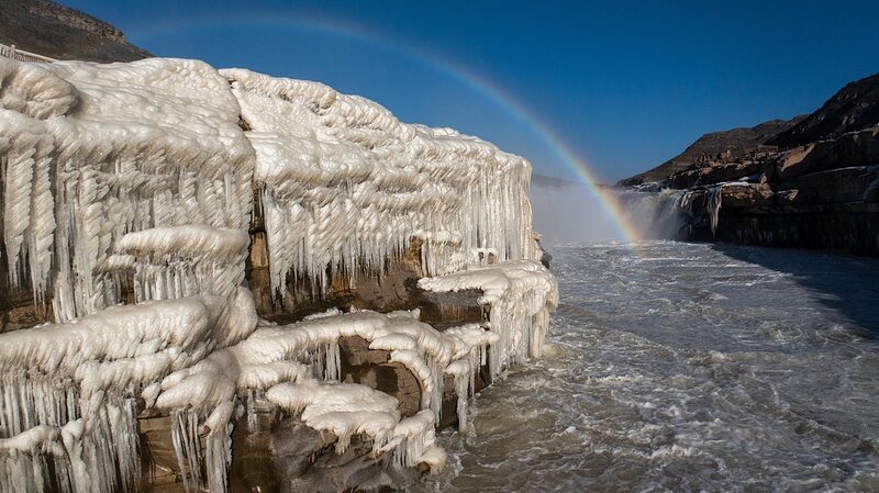 Hukou_Waterfall_Transforms_into_Breathtaking_Ice_Wonderland