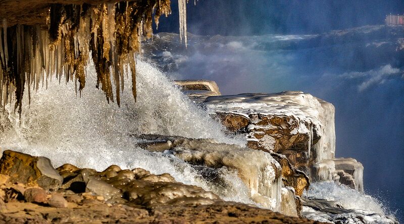 Hukou Waterfall Transforms into Majestic Winter Wonderland Hukou_Waterfall_Transforms_into_Majestic_Winter_Wonderland