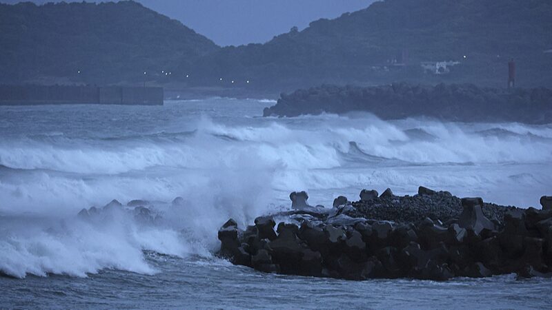 Japan Faces Typhoon Shanshan: 9 Injured and Major Disruptions Japan_Faces_Typhoon_Shanshan__9_Injured_and_Major_Disruptions