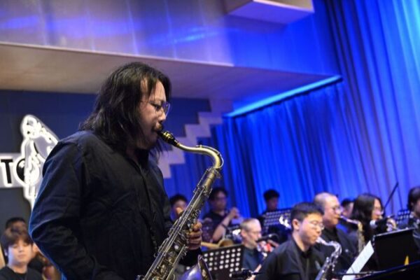 Li Gaoyang DeFactto Jazz Orchestra Lights Up Beijing’s 798 Art District Li_Gaoyang_DeFactto_Jazz_Orchestra_Lights_Up_Beijing_s_798_Art_District