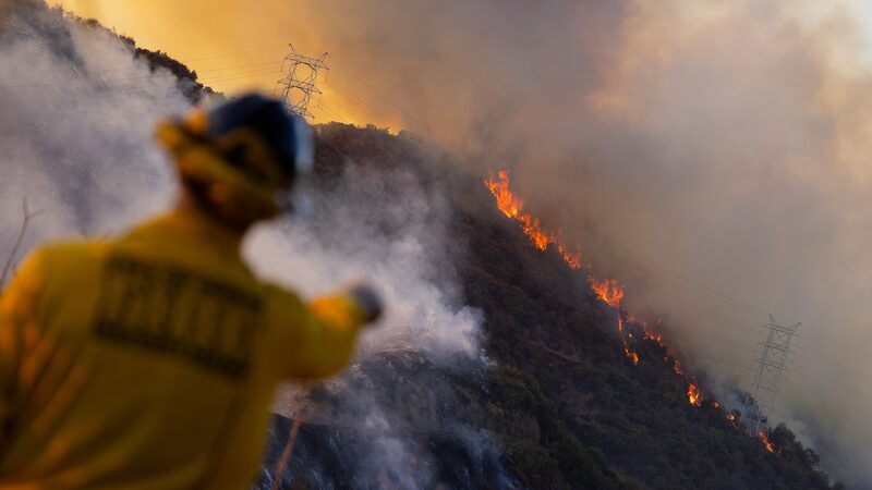 Los_Angeles_Battles_Deadly_Wildfires_Amid_High_Winds_Threat