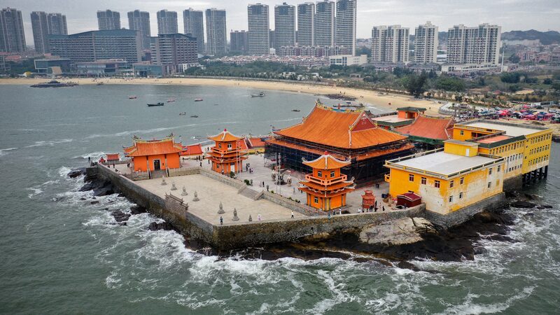 Luojia Temple: A Floating Buddhist Paradise on Fujian’s Coast Luojia_Temple__A_Floating_Buddhist_Paradise_on_Fujian_s_Coast