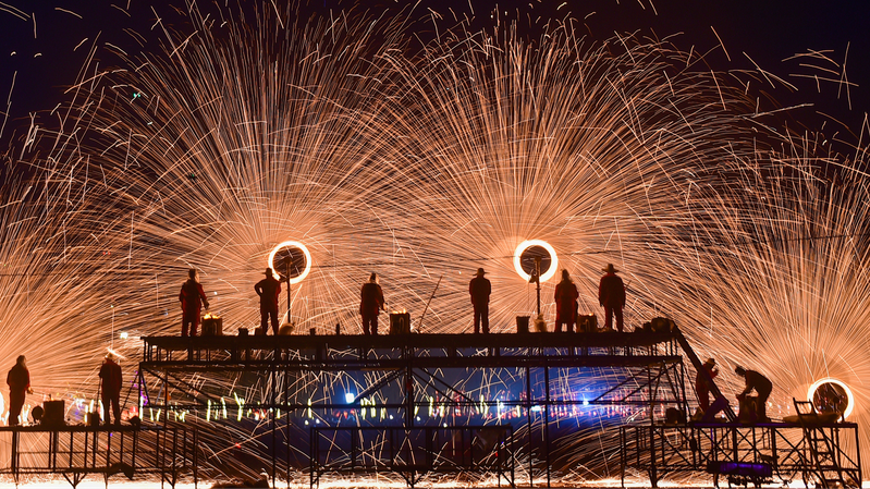 Luoyang_s_Iron_Flower_Crafting_Illuminates_Chinese_New_Year_Fair