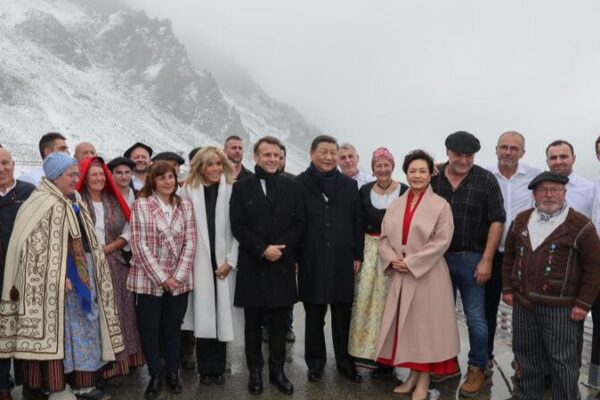 Macron Welcomes Xi Jinping at Scenic Mountain Retreat in France Macron_Welcomes_Xi_Jinping_at_Scenic_Mountain_Retreat_in_France