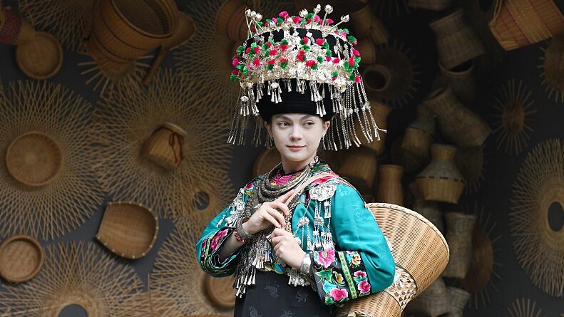 Miao_Ethnic_Group_s_Attire_Shines_at_2023_Fenghuang_Silver_Culture_Festival - My Global News: Voices of a New Era Miao_Ethnic_Group_s_Attire_Shines_at_2023_Fenghuang_Silver_Culture_Festival