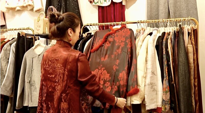 Modern Chinese-Style Clothing Gains Popularity Ahead of Lunar New Year in Taiyuan Modern_Chinese_Style_Clothing_Gains_Popularity_Ahead_of_Lunar_New_Year_in_Taiyuan video poster