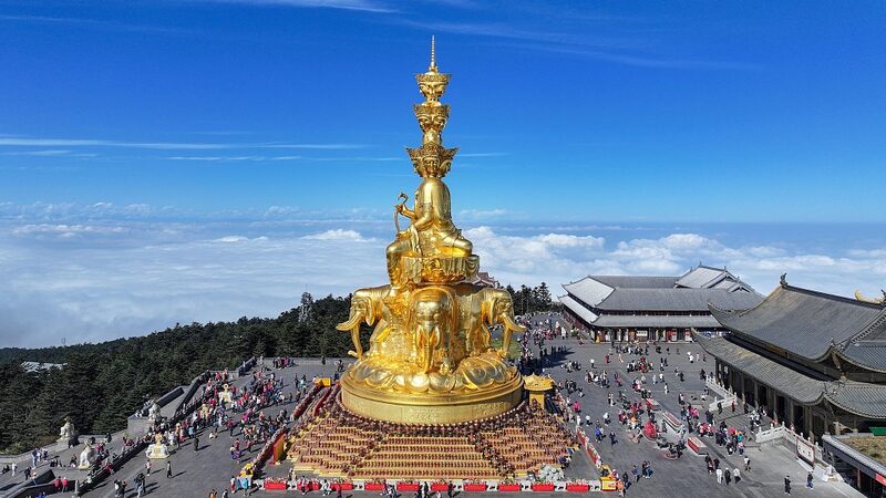 Mount_Emei_s_Golden_Summit_Shines_Amid_Winter_Clouds