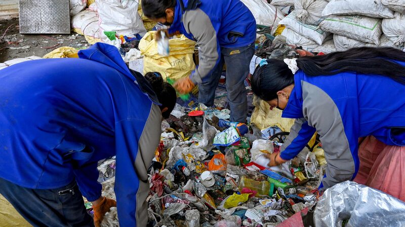 Mount_Qomolangma_Camp_Buried_in_Garbage__Years_Long_Cleanup_Ahead