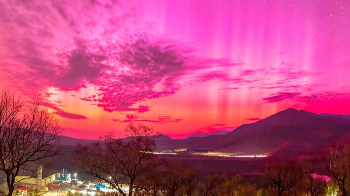 Northern_China_s_Night_Sky_Transforms_with_Stunning_Aurora_Display