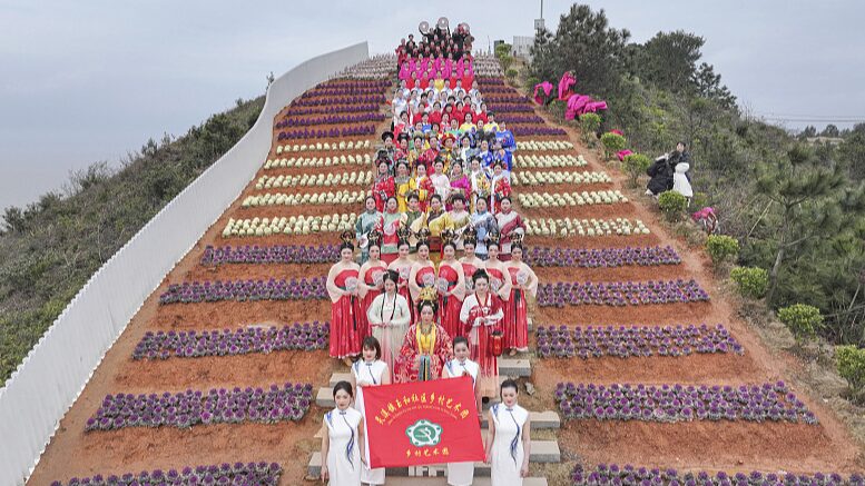 Over 100 Models Showcase Traditional Chinese Attire for International Women’s Day Over_100_Models_Showcase_Traditional_Chinese_Attire_for_International_Women_s_Day