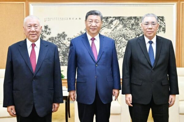 President_Xi_Meets_Former_Macao_SAR_Leaders_to_Discuss_Future_Development