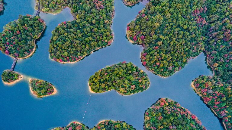 Qiandao_Lake_in_Hangzhou__A_Wonderland_of_1_078_Green_Islets