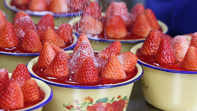 Retro_Strawberry_Cakes_Make_a_Sweet_Comeback_in_China