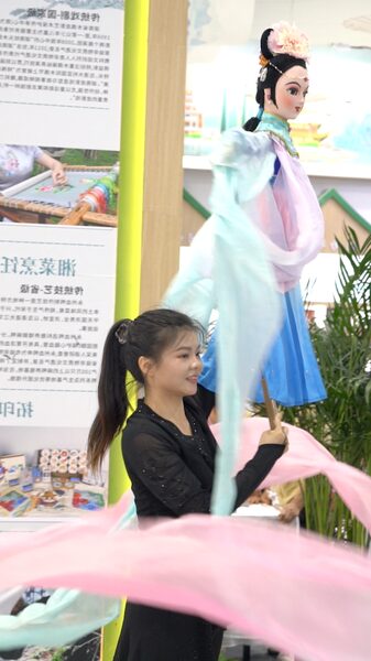Reviving_Hunan_Rod_Puppetry__Young_Artist_Chen_Fangping_Captivates_Audiences video poster
