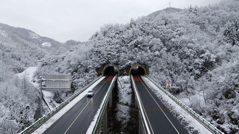 Severe_Cold_Front_Sweeps_Chinese_Mainland__Travel_Chaos_Ensues
