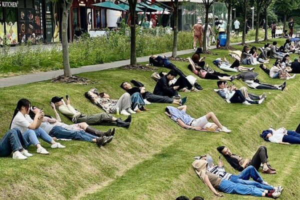 Shanghai’s Tiered Lawn: A Green Oasis for Office Workers Shanghai_s_Tiered_Lawn__A_Green_Oasis_for_Office_Workers