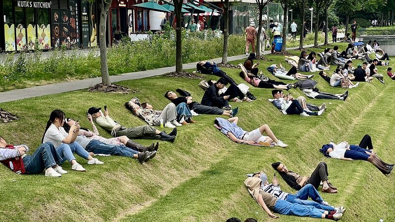 Shanghai_s_Tiered_Lawn__A_Green_Oasis_for_Office_Workers