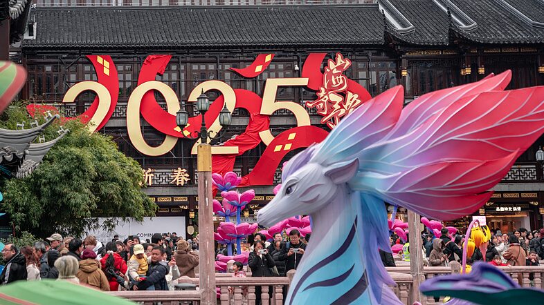 Shanghai_s_Yuyuan_Garden_Kicks_Off_Lunar_New_Year_with_Vibrant_Lantern_Festival